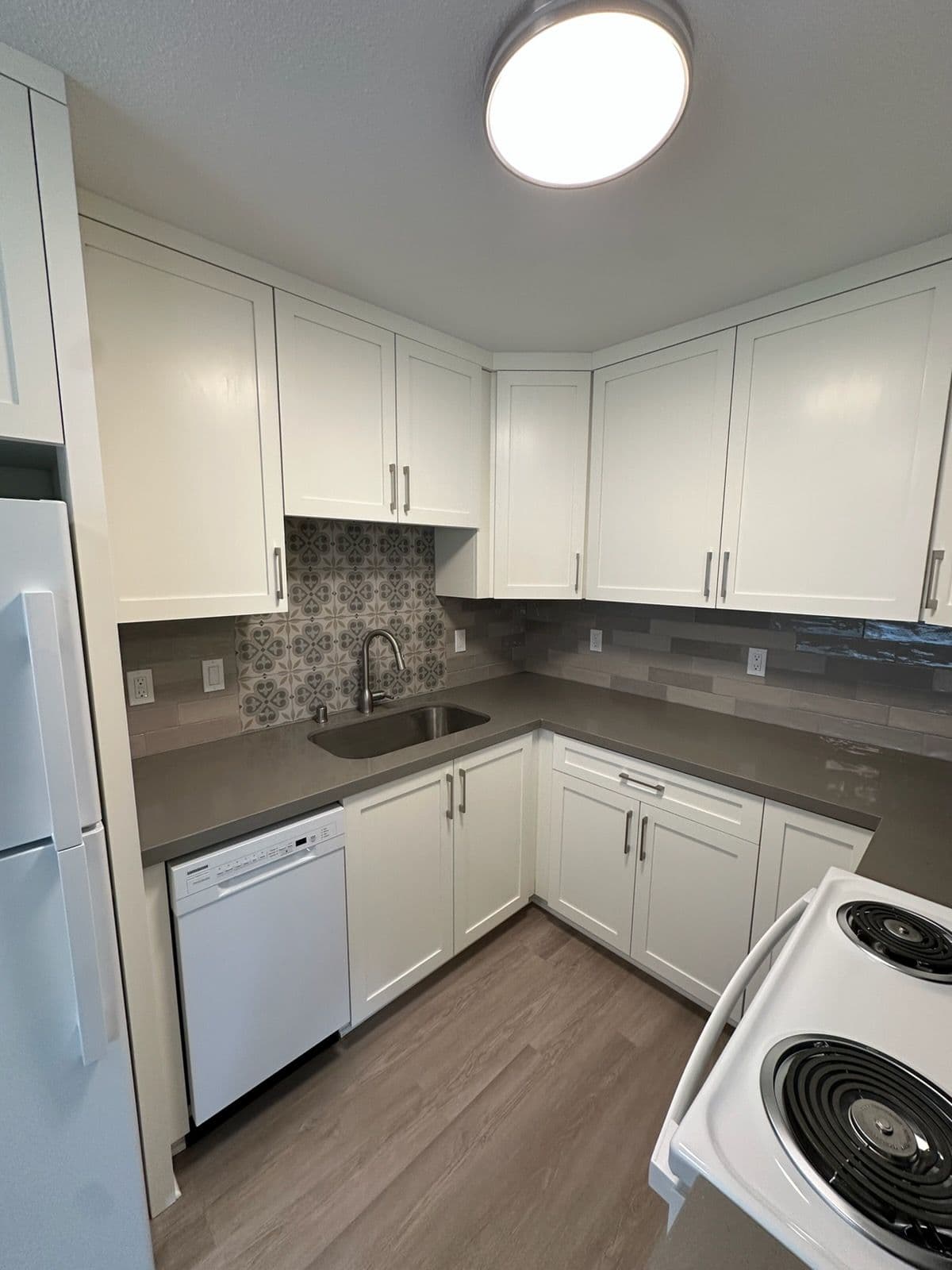 Efficient Kitchen Makeover in a Cozy Apartment