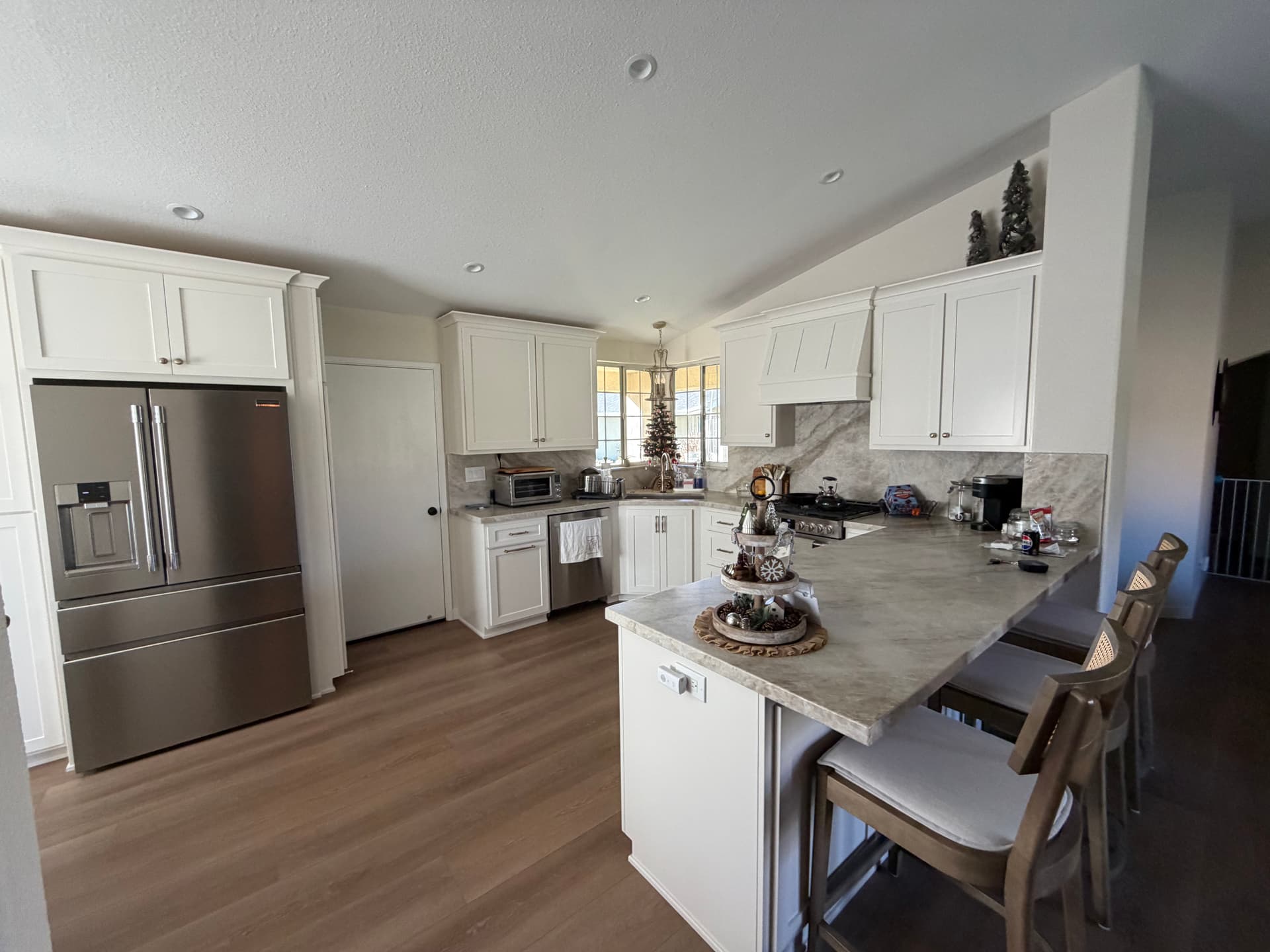 Gallery photos for Classy Kitchen Remodel with White Cabinets and Quartzite Countertops: Image #2