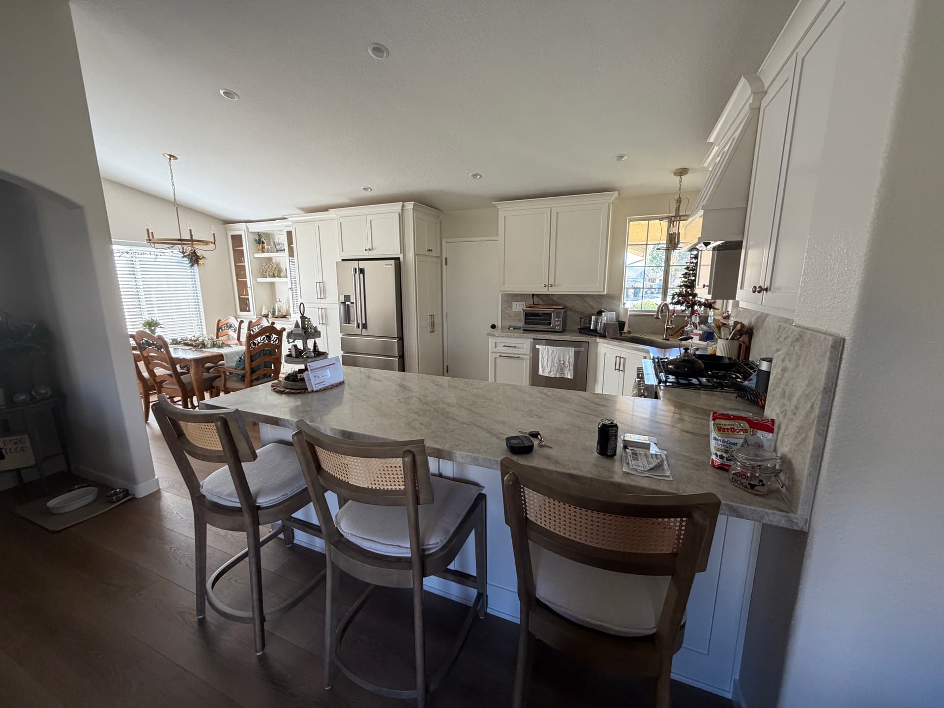 Gallery photos for Classy Kitchen Remodel with White Cabinets and Quartzite Countertops: Image #3