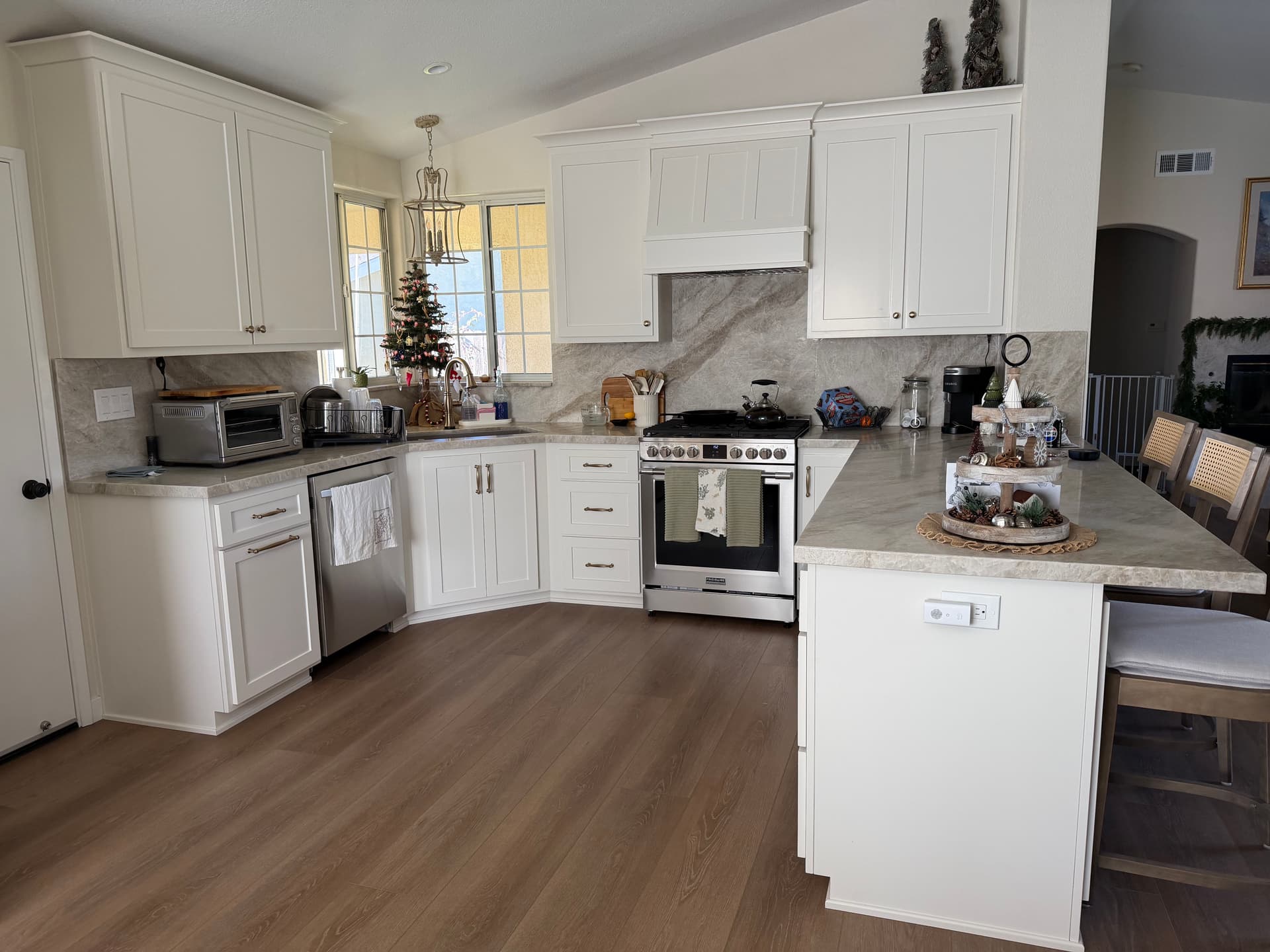 Gallery photos for Classy Kitchen Remodel with White Cabinets and Quartzite Countertops: Image #4