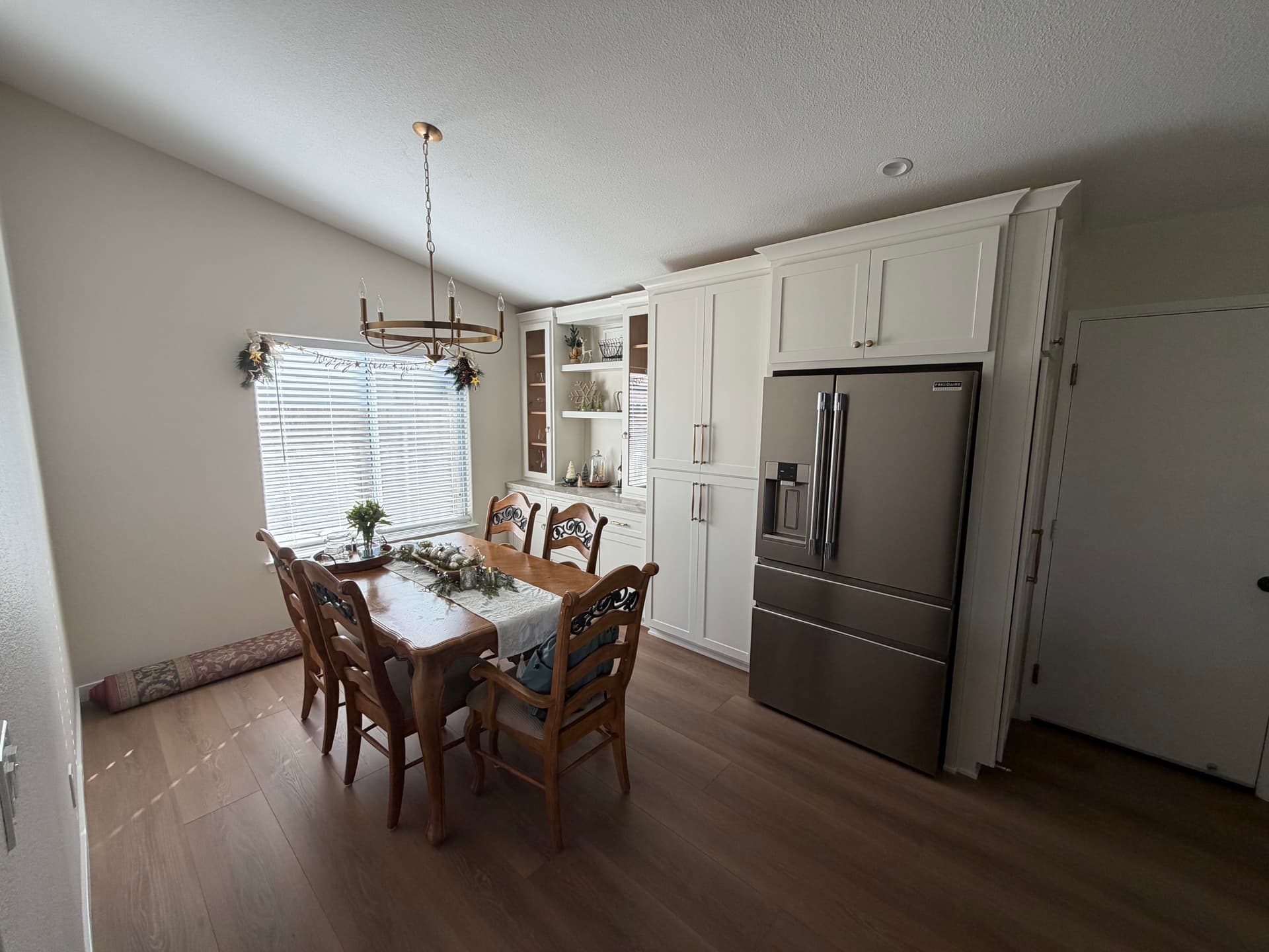 Gallery photos for Classy Kitchen Remodel with White Cabinets and Quartzite Countertops: Image #6